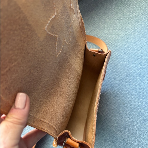 Elegant Tan Leather Crossbody Bag with Floral Accent NWT - Picture 4 of 4